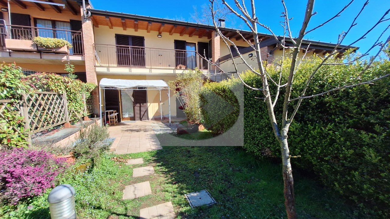 faccciata e giardino privato